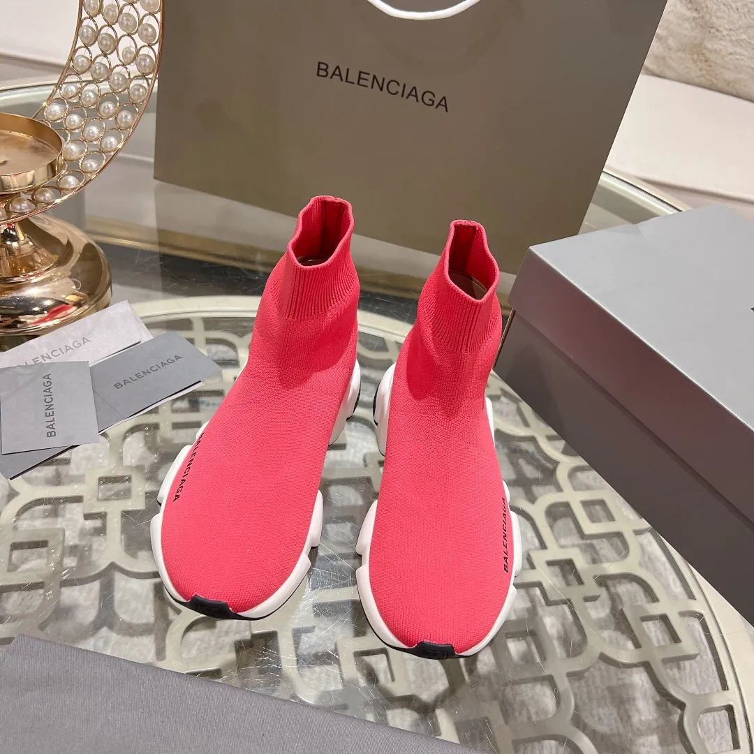 👟👟Ex-factory price 400👟👟 Balenciaga classic sock boots, originally produced by the factory, purchasing agent level. The latest original outsole mold, (TPU ten-vacuum outsole, the highest version on the market, please do not compare prices with TPR outsole, don’t bother if you don’t know the product) The black, white and red three-color vacuum sole shows high-end luxury. •Upper: elastic fly weave double-layer composite gold wire high-elastic knitted mesh cotton •Inner lining: imported double-sided velvet, which is comfortable and resilient to shape •Insole: original imported terry cloth, breathable but not fading •Sole: TPU ten-vacuum outsole (to eliminate pores) •Packaging: full set of packaging (certificate, invoice, cloth bag, handbag) •Size: 34-45 standard code (34, 45, 46.47 can be customized and are not returnable)